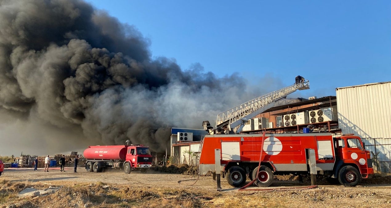 iki depo birden alevlere teslim oldu Z5wudiH8