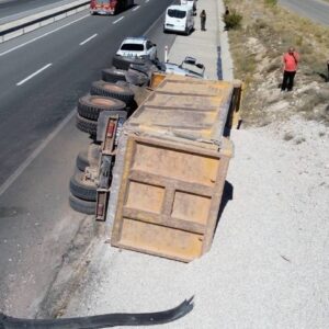 kontrolden cikan micir yuklu kamyon devrildi karamanda feci kaza lBibQwjz