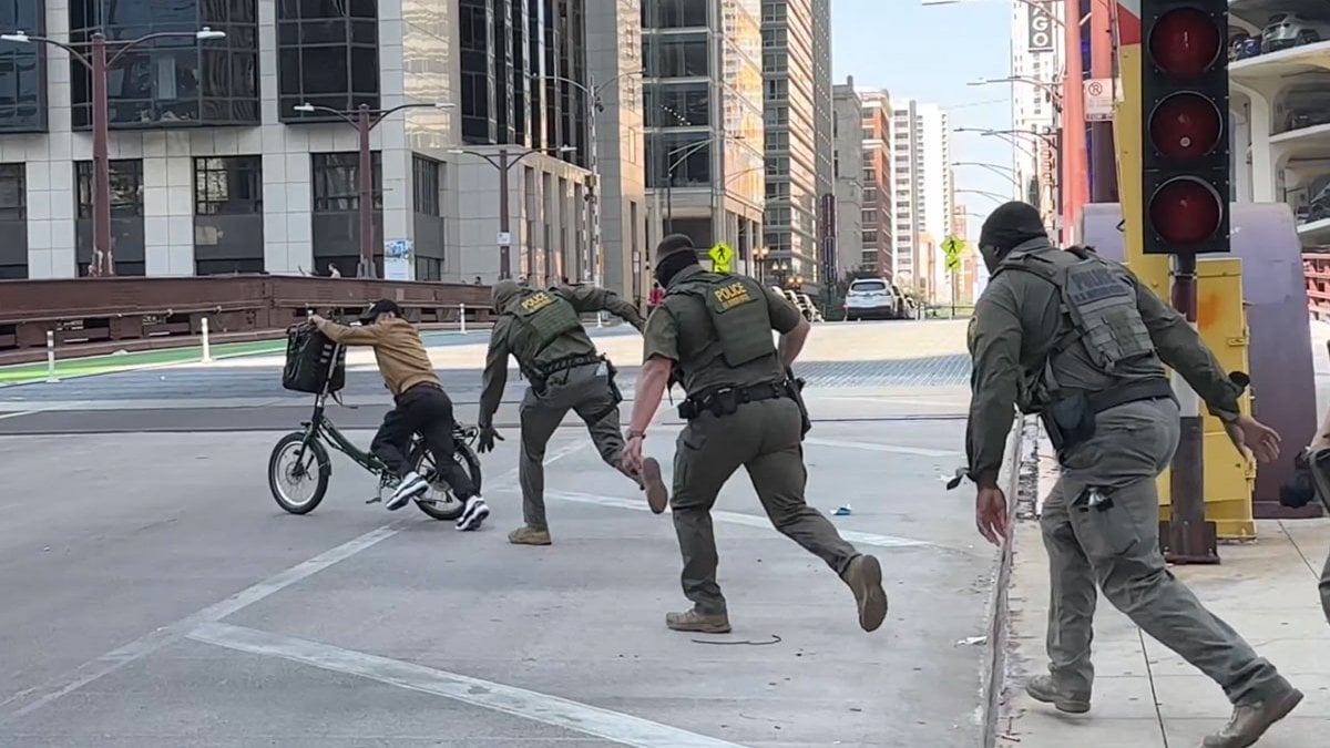 abd bu goruntuleri konusuyor tam techizatli ajanlar sokak ortasinda kuryeyi kovaladi zrLMydT8