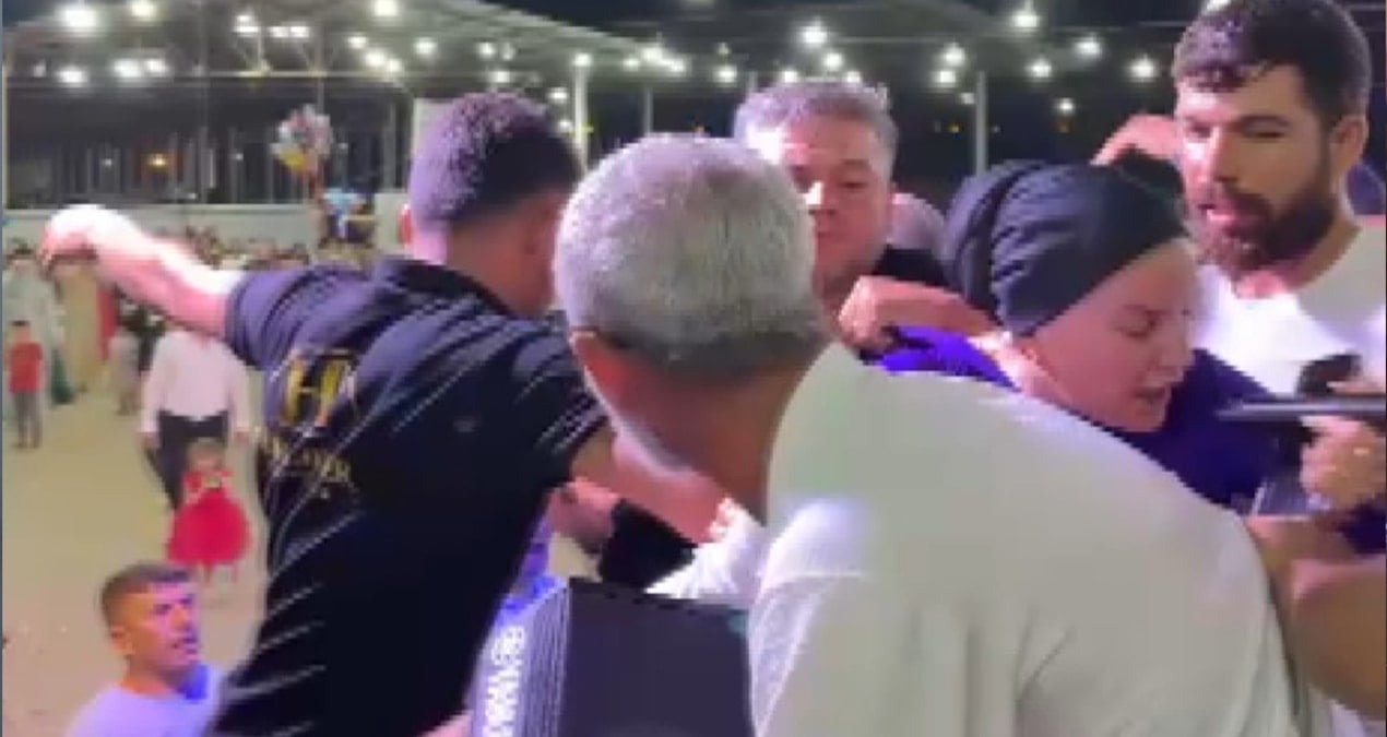 dugunu kabusa cevirdi karsisinda sarki soylemeyi reddeden sarkiciya saldirdi iWDmLqa4