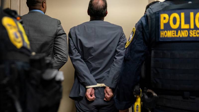 new yorkta gocmenlik ve gumruk muhafaza dairesi karsiti protesto 11 demokrat yetkilinin de aralarinda bulundugu 70 kisiye gozalti zdVQeaT9