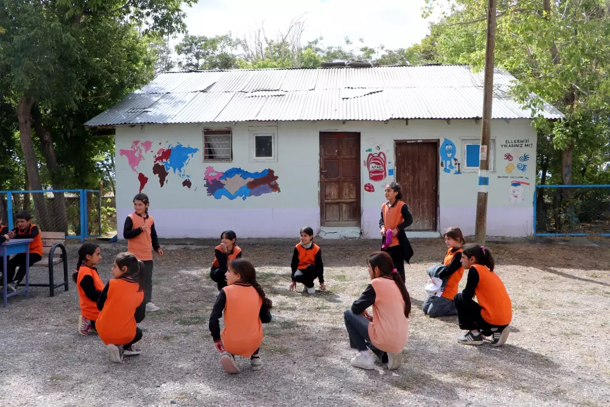 ogretmenden egitici duvar sanati VDfe4Aje