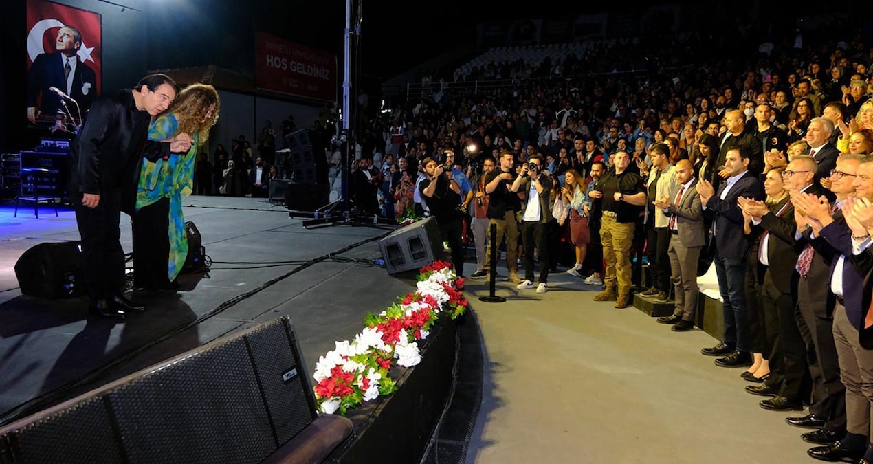 ozgur ozel ferdi zeyrek amfi tiyatrosunun acilisinda fazil say konserini izledi rqp9SEaV