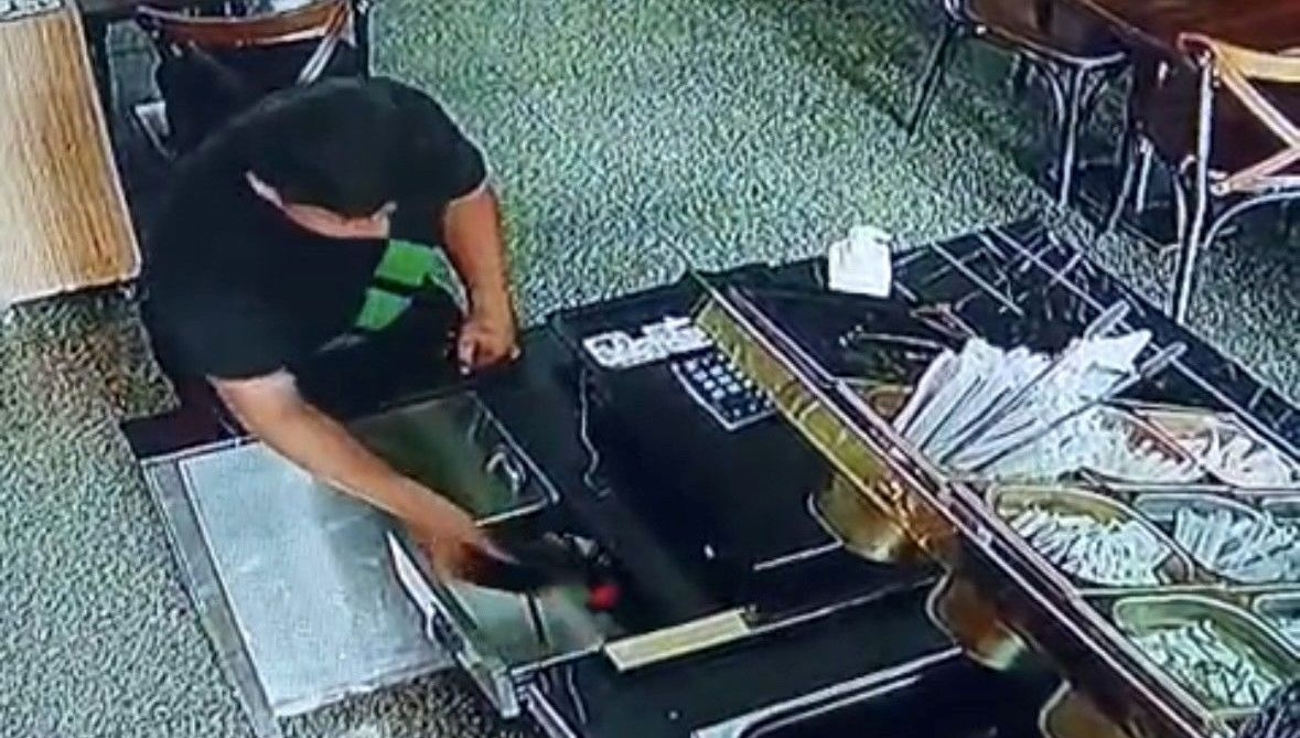 restoranda hirsizlik topallayarak girdi cuzdan calip cikti dkpyENxw