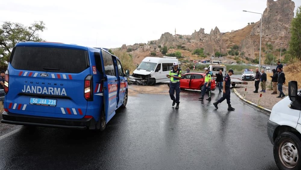 turistleri tasiyan minibus ile otomobil carpisti yaralilar var z8dujkBy