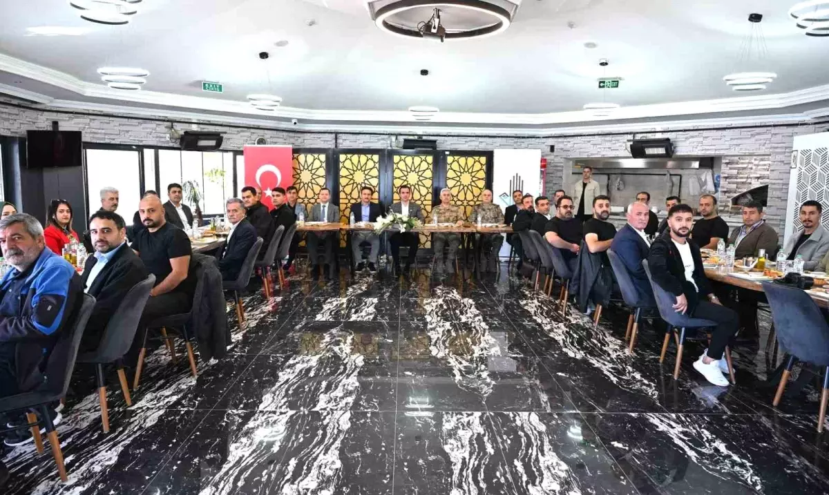 bitlis valisi ahmet karakaya basin mensuplariyla bir araya geldi 6C53jrc5.jpg