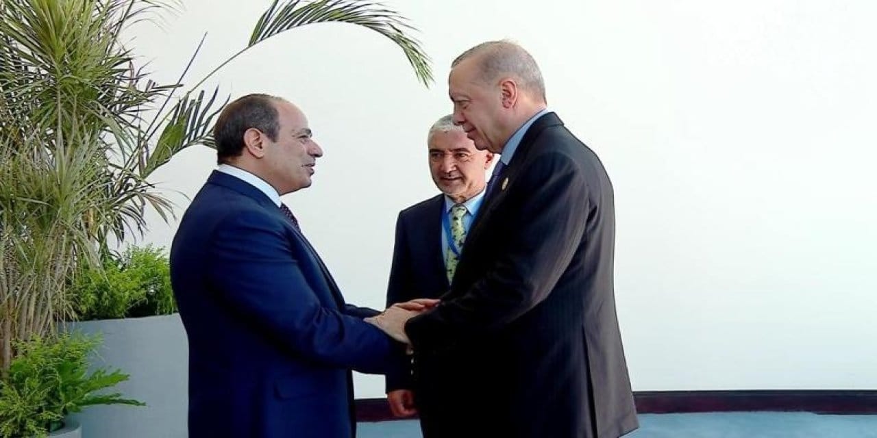 erdogan misirda sisi karsiladi u98FR1Nd.jpg