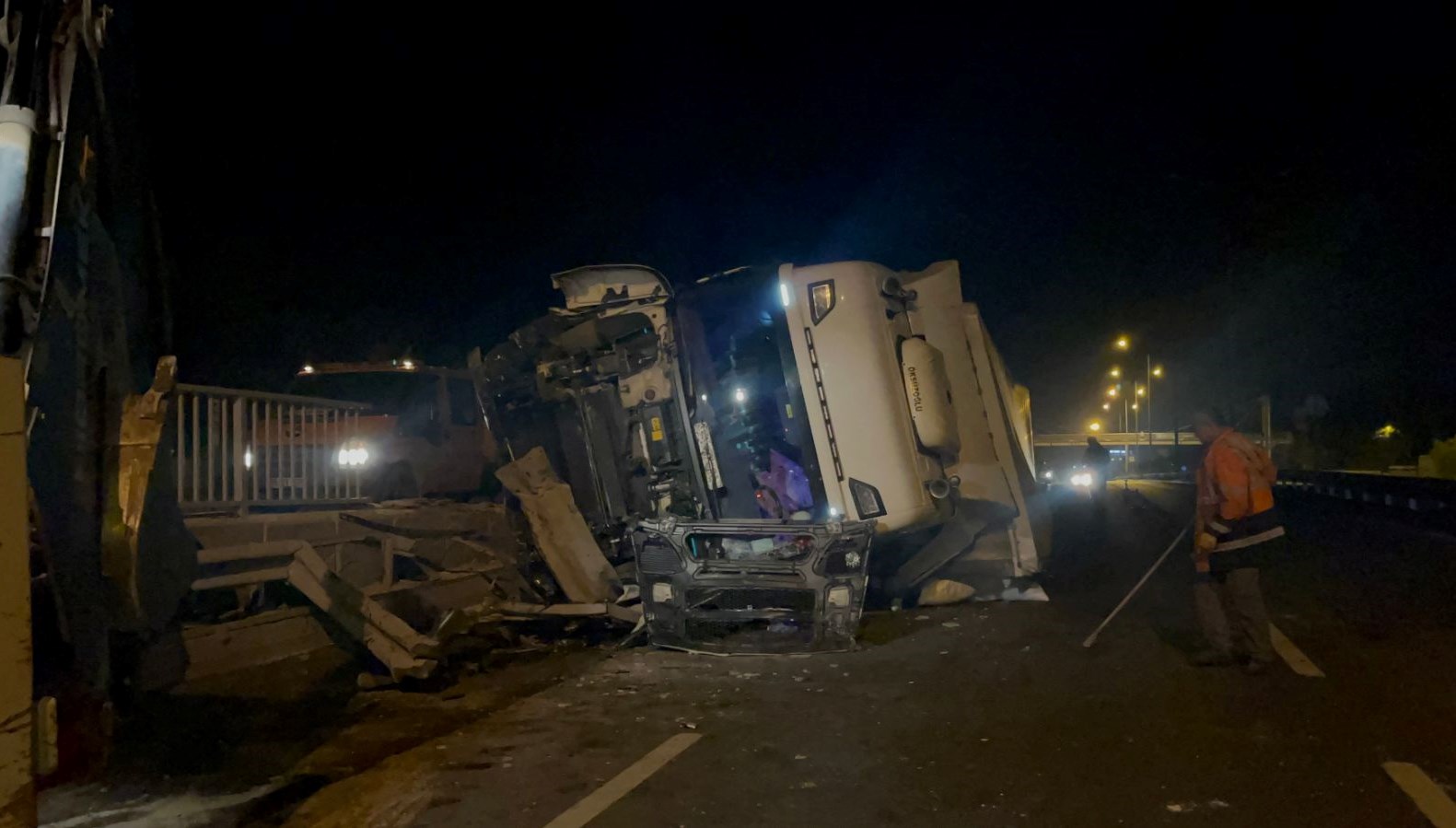 eskisehir ankara yolunda tir devrildi ulasimda aksama yasandi QcpVFqwg.jpg