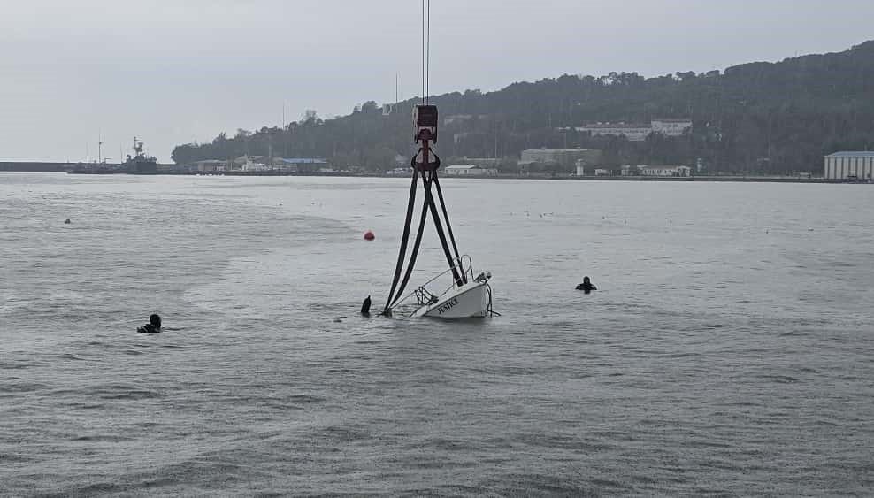 firtinada batan mini yat vinc yardimiyla karaya cikarildi KAeuEdOU