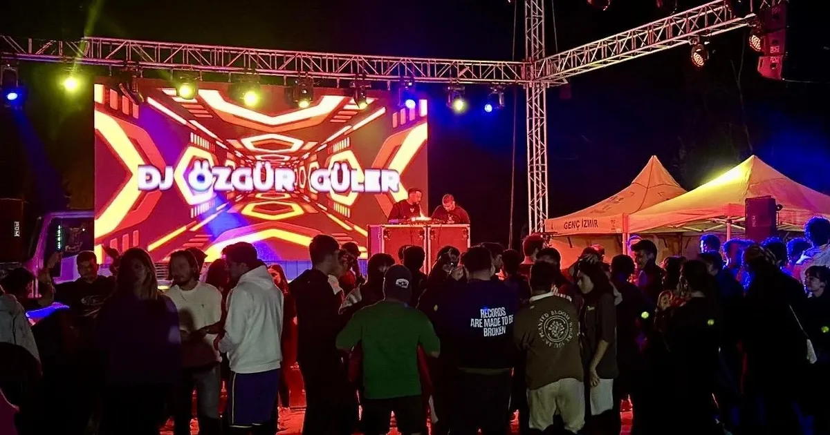 gencler izmir foca kampinda gonullerince eglendi q3UTVU86