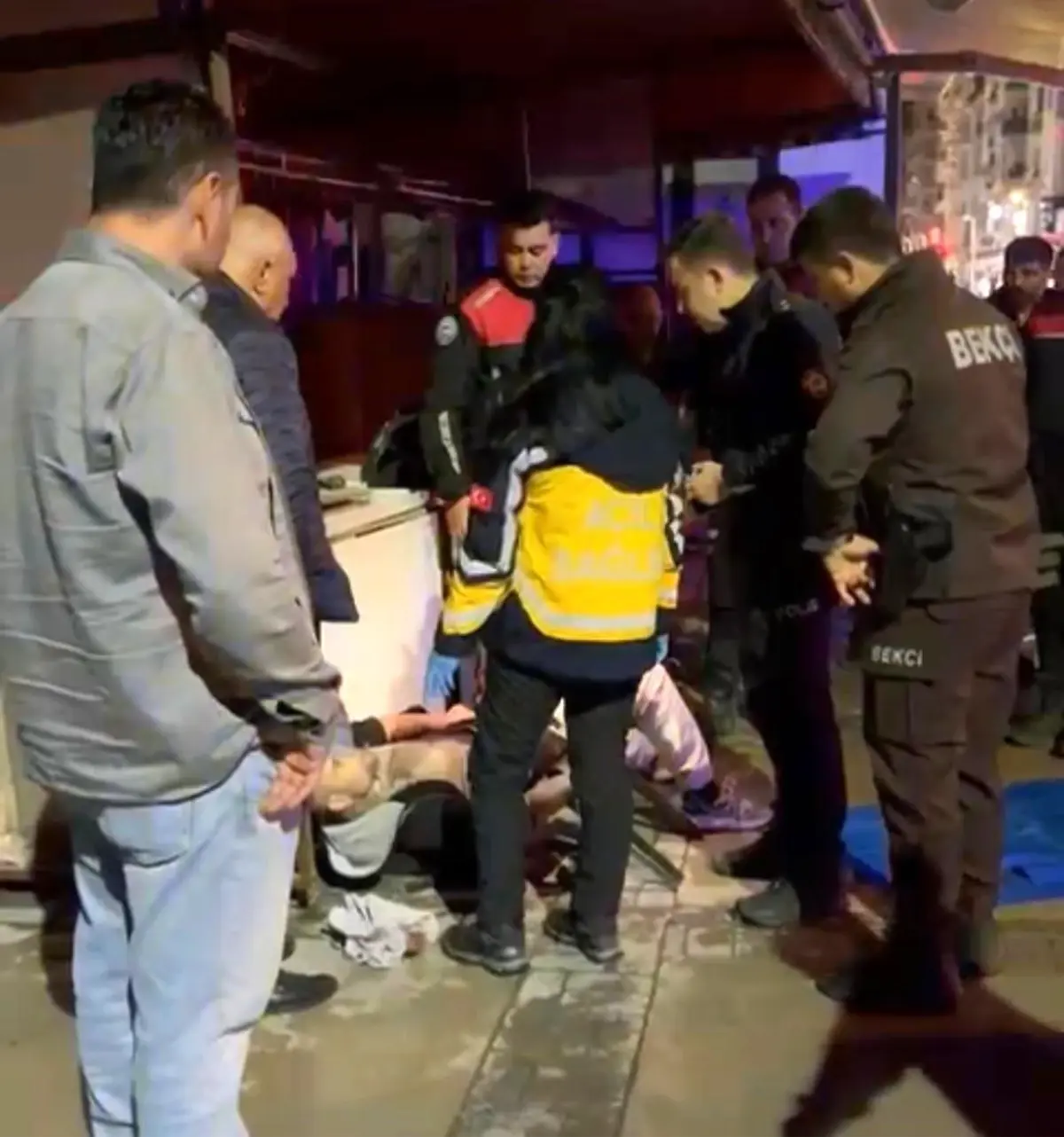 izmirde bicakli saldiri 5 yerinden yaralandi HiZHqMhy.jpg