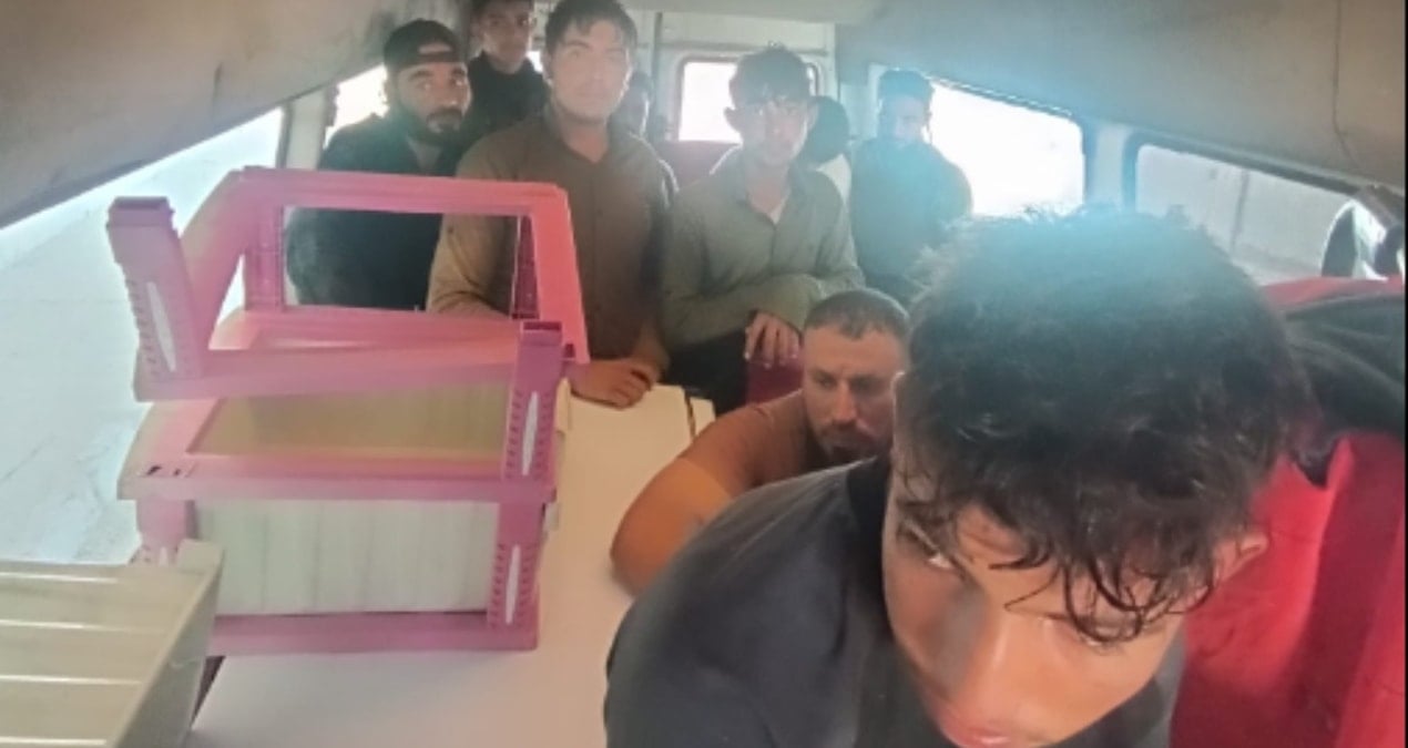 minibusten 12 kacak gocmen cikti mXv9Prg9