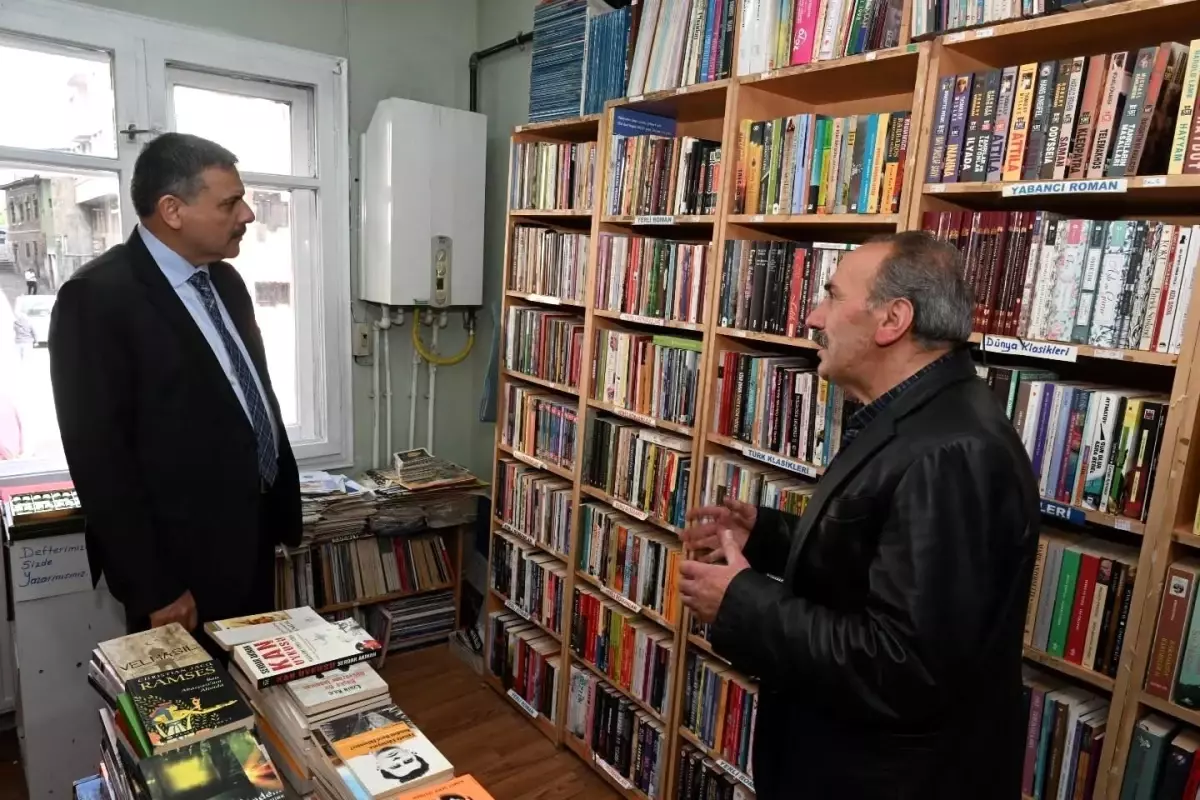 vali mustafa ciftci insirah sahaf ve kitabevinde kitapseverlerle bulustu Vaaf6ai9