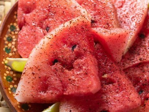 Karpuzun tadini almak isteyenler uzerine tuz serpiyor bu yuzden peynirle uyumluymus GPUCVrI2
