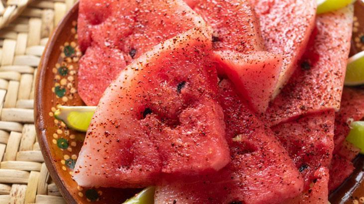 Karpuzun tadini almak isteyenler uzerine tuz serpiyor bu yuzden peynirle uyumluymus GPUCVrI2